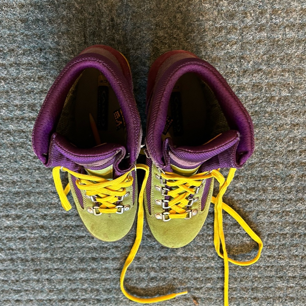 Aku hiker. Used maybe on 5 hikes